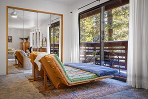 3 bedrooms, desk, WiFi, bed sheets