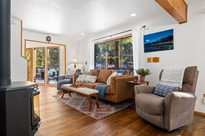 Télévision, cheminée, espaces bureaux