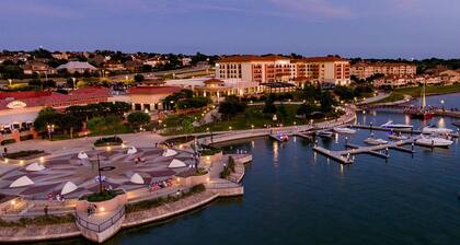 Rockwall Retreat: Walk to the Lake