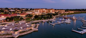 Rockwall Retreat: Walk to the Lake