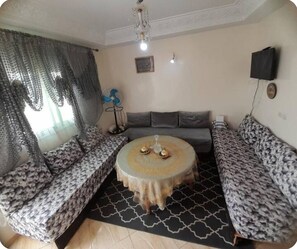 Apartamento, vistas a la ciudad | Zona de estar | Una televisión de pantalla plana