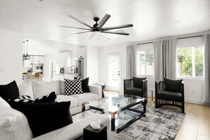 TV, ping pong, books - Hazelwood by LuxeKey | Old Town Scottsdale w/ Pool & Ping Pong (Scottsdale)