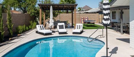 حمّام سباحة مُدفَّأ