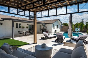 Outdoor dining - Hazelwood by LuxeKey | Old Town Scottsdale w/ Pool & Ping Pong (Scottsdale)