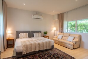 Dobbeltrom – deluxe, balkong, hageutsikt | Safe på rommet, skrivebord, strykejern/-brett og wi-fi (inkludert)