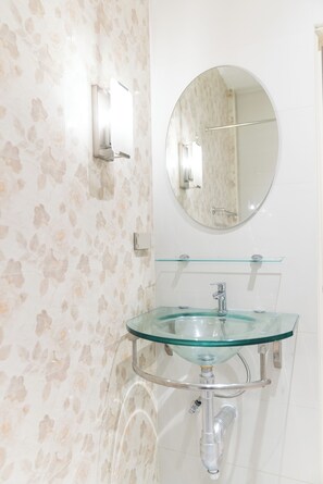 Dobbelt- eller tomannsrom – deluxe, flere senger, balkong, hageutsikt | Bad | Dusj, toalettartikler (inkludert), hårføner og tøfler