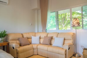 Dobbeltrom – deluxe, balkong, hageutsikt | Oppholdsområde