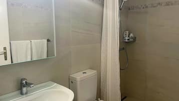 Douche, sĂšche-cheveux, serviettes fournies, savon