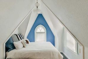 5 bedrooms, desk, iron/ironing board, travel cot