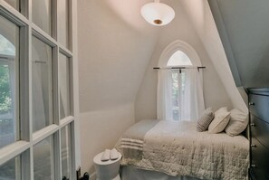 5 bedrooms, desk, iron/ironing board, free WiFi - Peach Mansion | Vintage 1800s Manor | Secluded Grounds | Spacious Living Areas (South Haven)