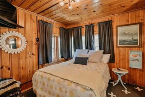 5 bedrooms, desk, iron/ironing board, free WiFi - Peach Mansion (South Haven)