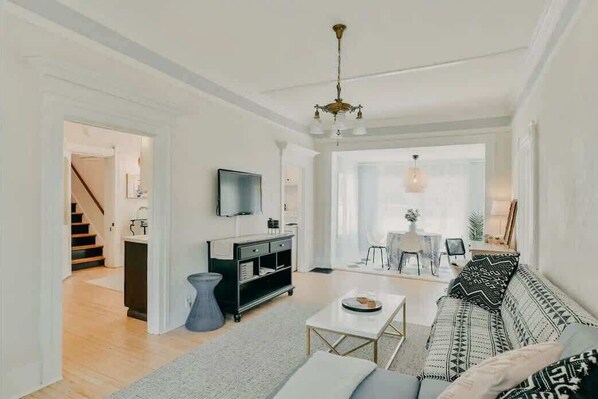 Téléviseur connecté, jeux vidéo, lecteur de DVD, bureau