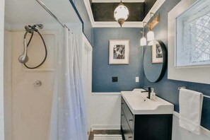 Shower, hair dryer, towels - Peach Mansion (South Haven)