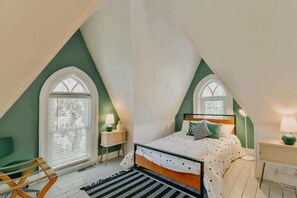 5 chambres, bureau, fer et planche à repasser, lit de bébé portatif