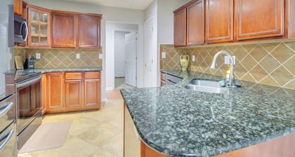 3 Mi to Oglethorpe Mall: Home w/ Fenced Yard!