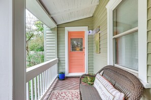 Interior - 1 Mi to Dtwn Wilmington: Quiet Cottage w/ Deck (Wilmington)