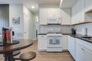 Apartment (2 Bedrooms) | Interior - Walk to Front St! Traverse City Condo Near Skiing (Traverse City)