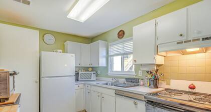 9 Mi to Old Town Alexandria: Quaint Condo!
