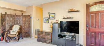 9 Mi to Old Town Alexandria: Quaint Condo!