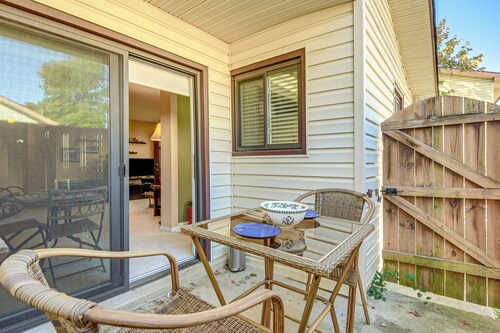 9 Mi to Old Town Alexandria: Quaint Condo!