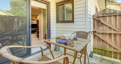 9 Mi to Old Town Alexandria: Quaint Condo!