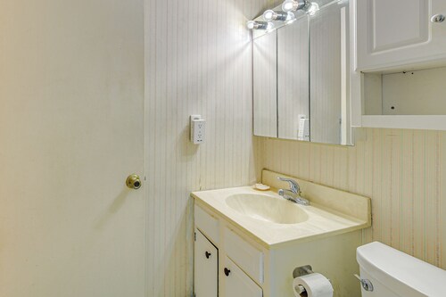 9 Mi to Old Town Alexandria: Quaint Condo!