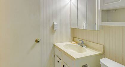 9 Mi to Old Town Alexandria: Quaint Condo!