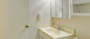 9 Mi to Old Town Alexandria: Quaint Condo!