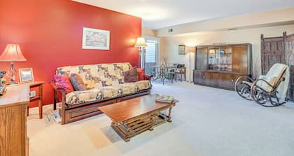 9 Mi to Old Town Alexandria: Quaint Condo!