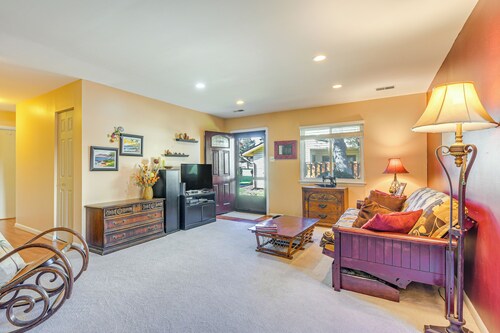 9 Mi to Old Town Alexandria: Quaint Condo!