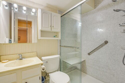 9 Mi to Old Town Alexandria: Quaint Condo!