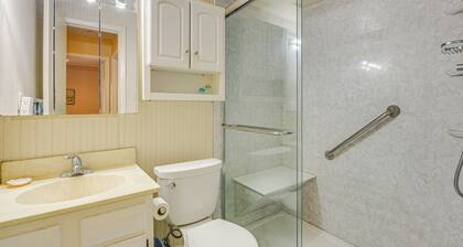 9 Mi to Old Town Alexandria: Quaint Condo!