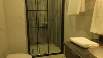 舒适四人房, 无烟房, 阳台 | 浴室 | 淋浴设施、吹风机、毛巾、肥皂