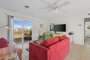 Smart TV, books - Unwind: Lagoon-front living with easy beach access! (Gulf Shores)