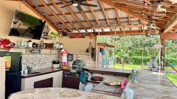 Microondas, horno, placa de cocina y lavavajillas