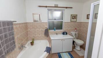House, 3 Bedrooms, Accessible, Garden View | Bathroom