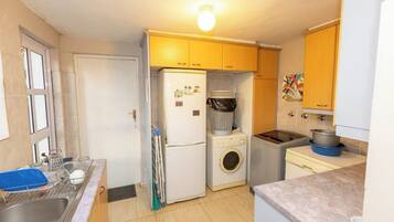House, 3 Bedrooms, Accessible, Garden View | Private kitchen