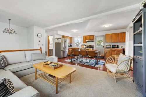Quaint 3BR Home: 8 Minutes to Okemo Mtn.