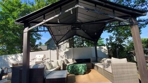 A covered outdoor seating area with wicker furniture and a pergola structure. - Charming &Spacious 3BD, 1BA, Fam-Friendly-Yard&Porch (Fairfield)