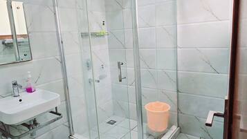 Shower, jetted tub, hair dryer, towels