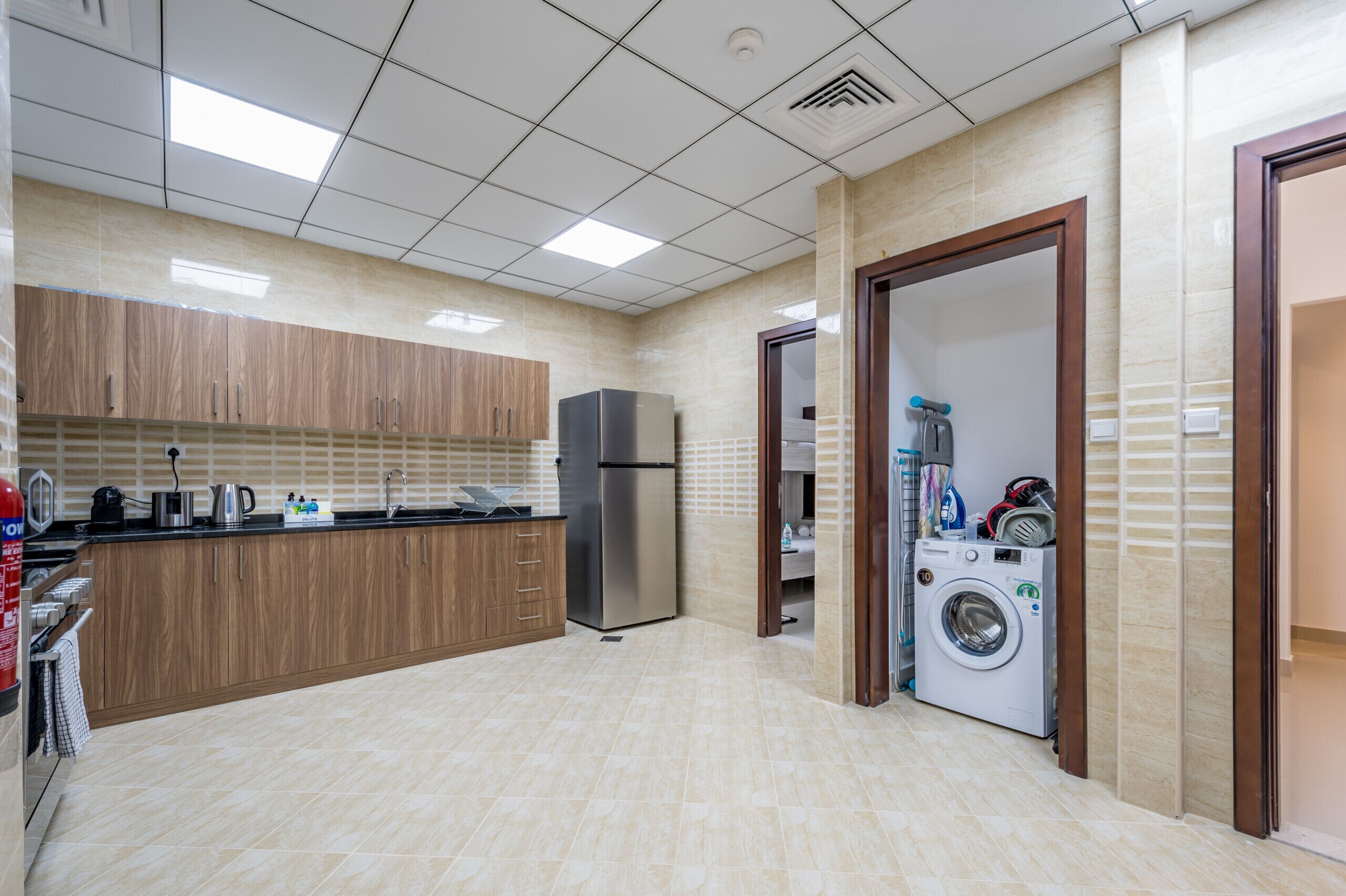 Køleskab, mikrobølgeovn, ovn, kogeplade