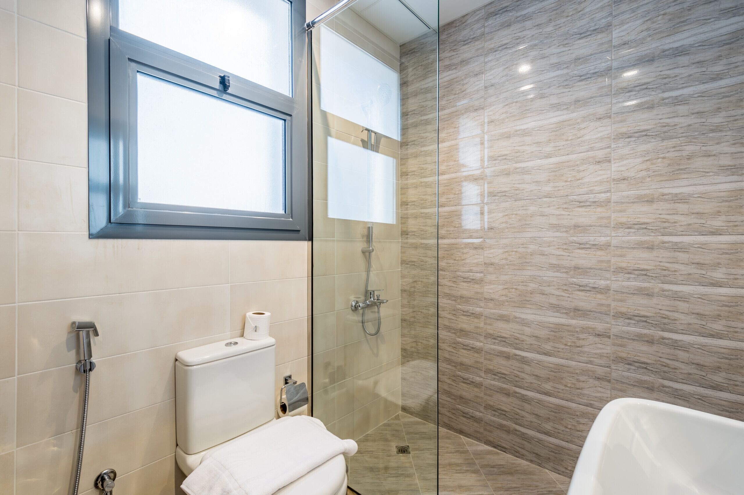 Een douche, een haardroger, handdoeken, zeep