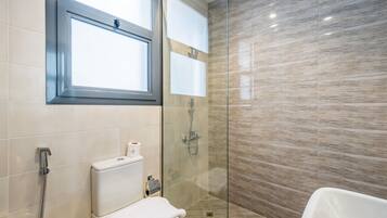 Een douche, een haardroger, handdoeken, zeep