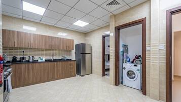 Køleskab, mikrobølgeovn, ovn, brødrister