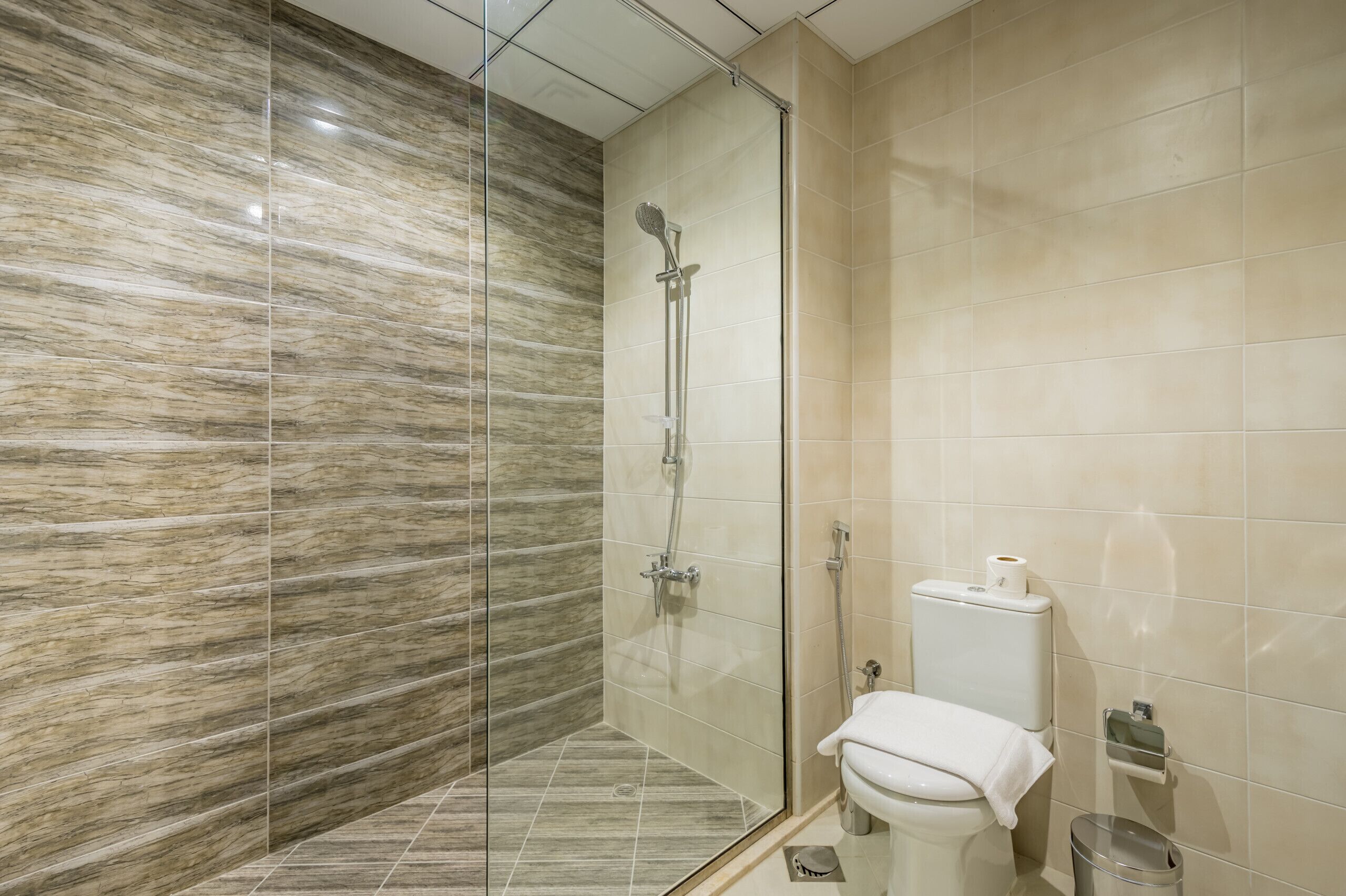 Douche, sèche-cheveux, serviettes fournies, savon