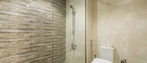 Douche, sèche-cheveux, serviettes fournies, savon