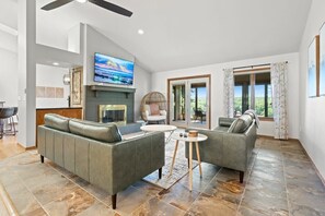 Télévision, cheminée, espaces bureaux