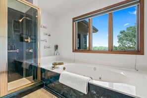 Ducha, secador de pelo y toallas