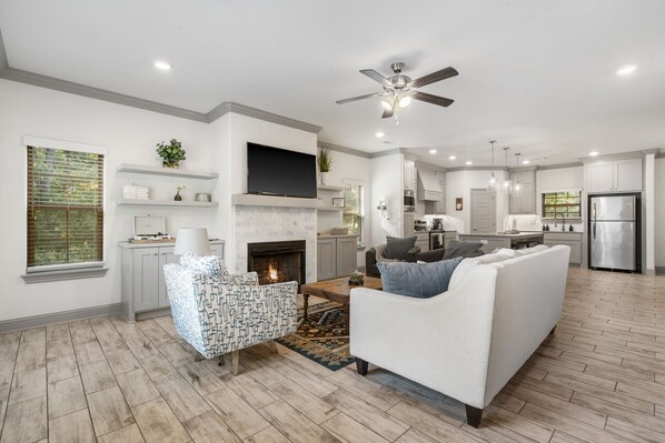 Télévision, cheminée, baby-foot, espaces bureaux