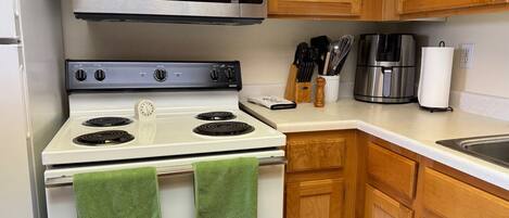 Mikroaaltouuni, uuni, liesi, keittoastiat/astiat/ruokailuvälineet